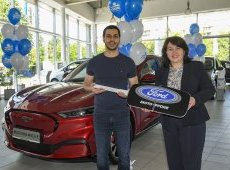 UBB presented the big prize of a campaign for credit cards – a brand new electric SUV