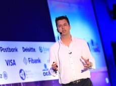 Питър Ван Хес: преходът от mobile-first към agent-first ще определи качеството на клиентското преживяване